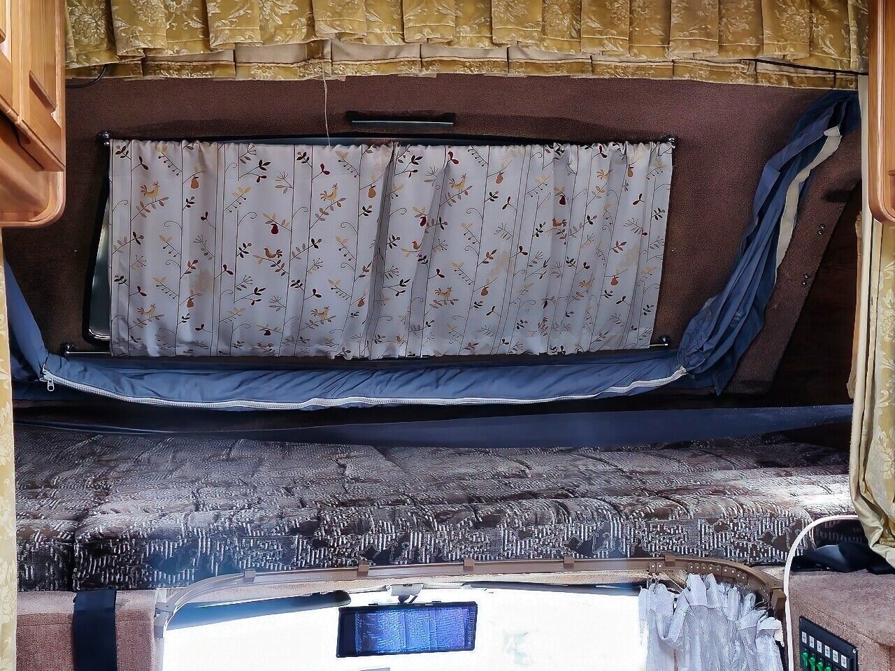 Toyota-HiLux-1990-Camper-34