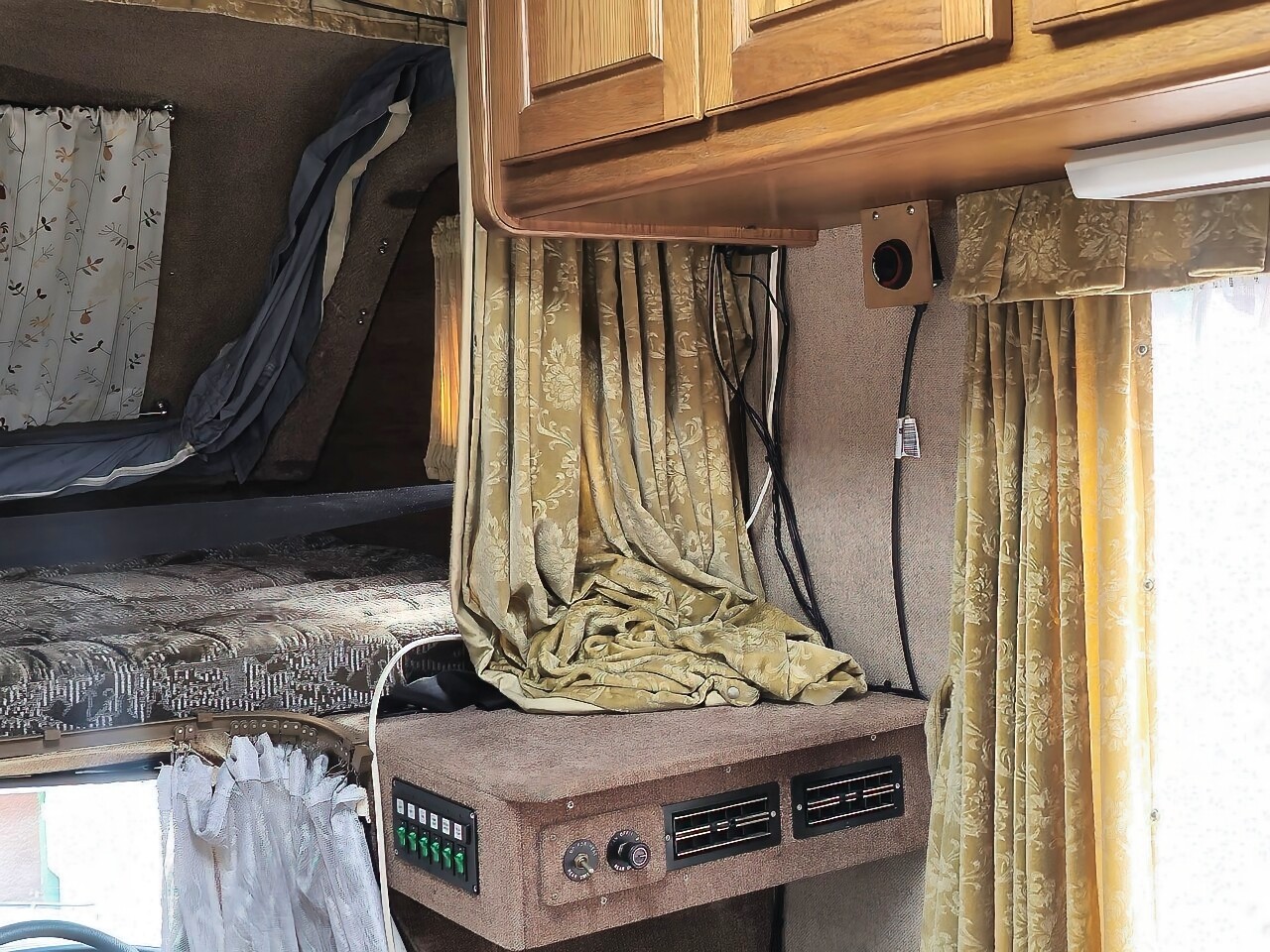 Toyota-HiLux-1990-Camper-35