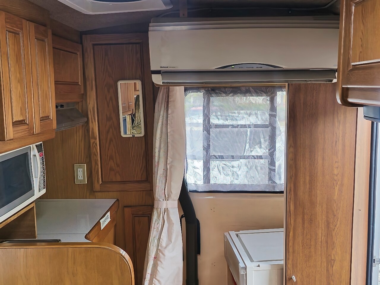 Toyota-HiLux-1990-Camper-38
