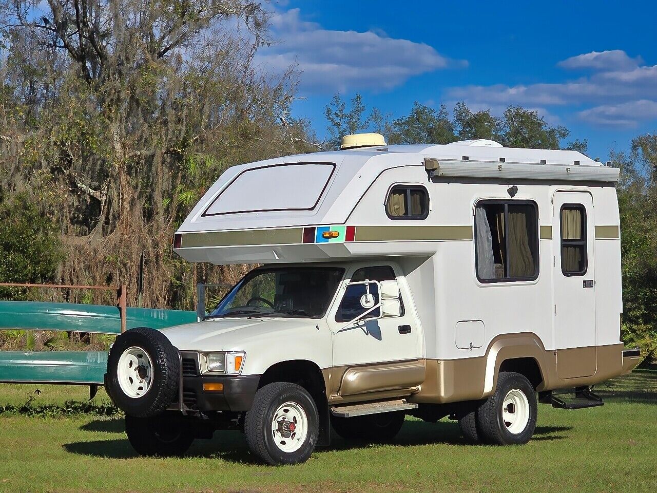 Toyota-HiLux-1990-Camper-5