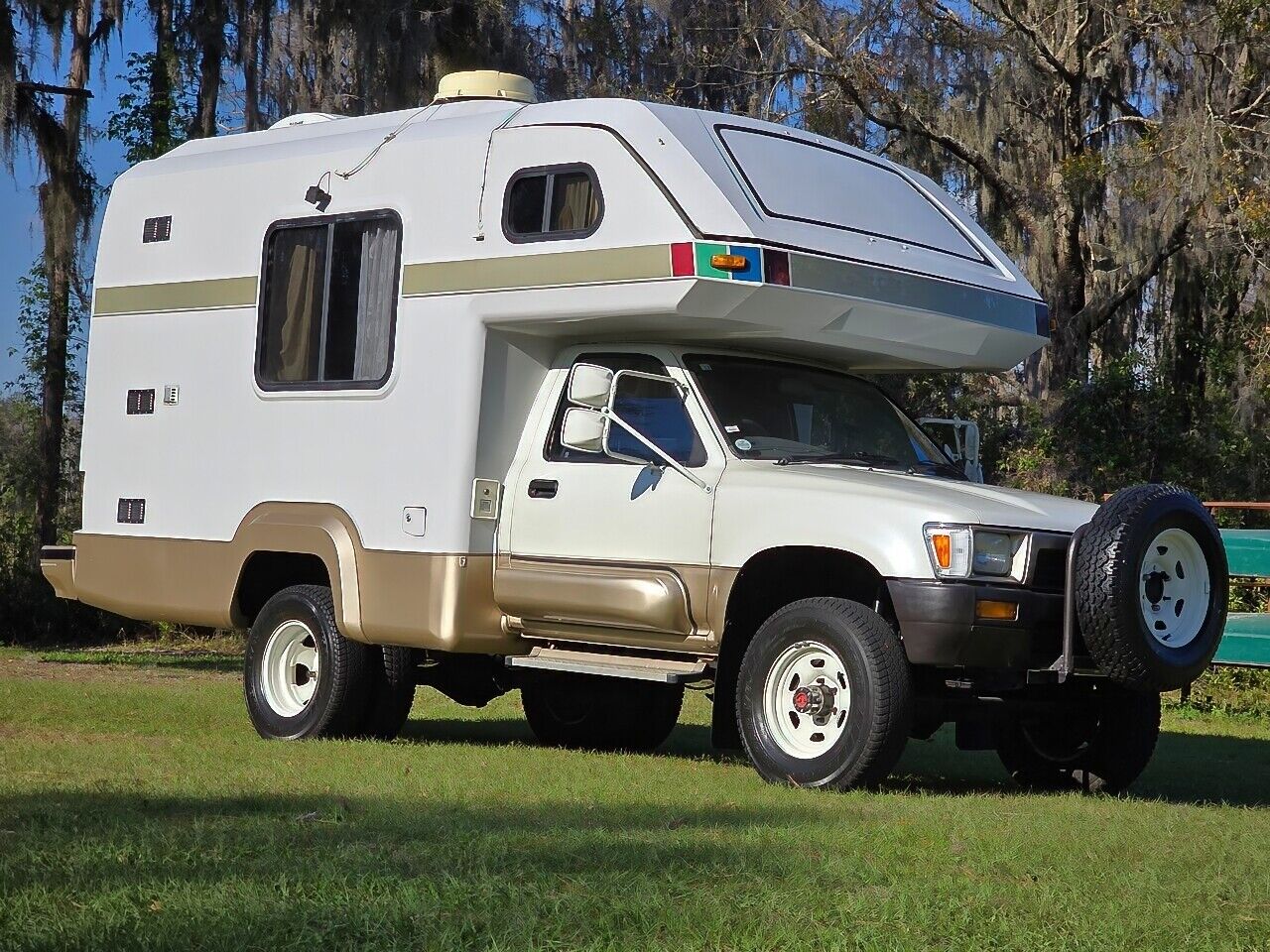 Toyota-HiLux-1990-Camper-6