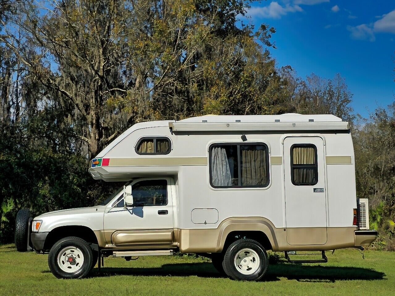 Toyota-HiLux-1990-Camper-7