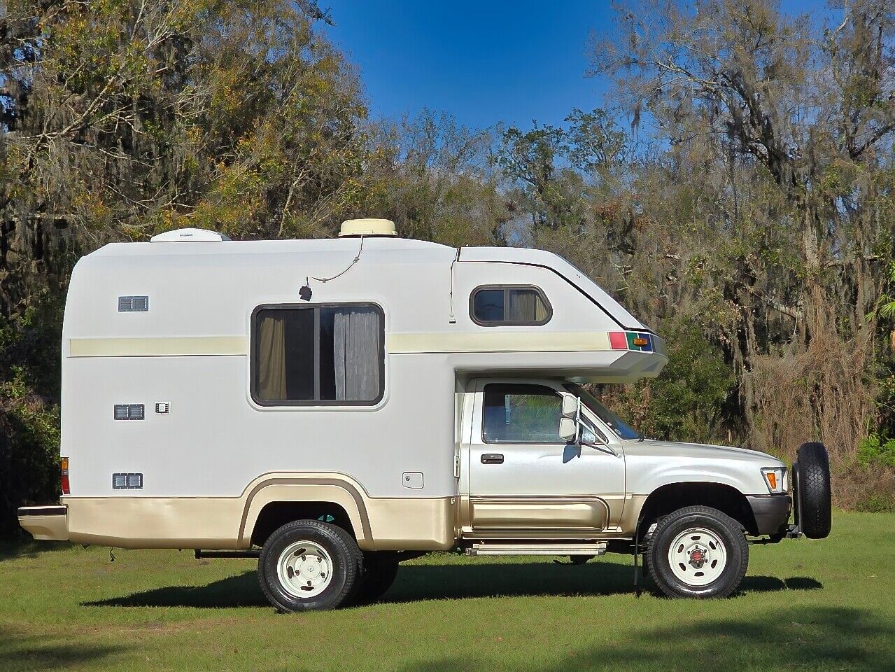Toyota-HiLux-1990-Camper-8