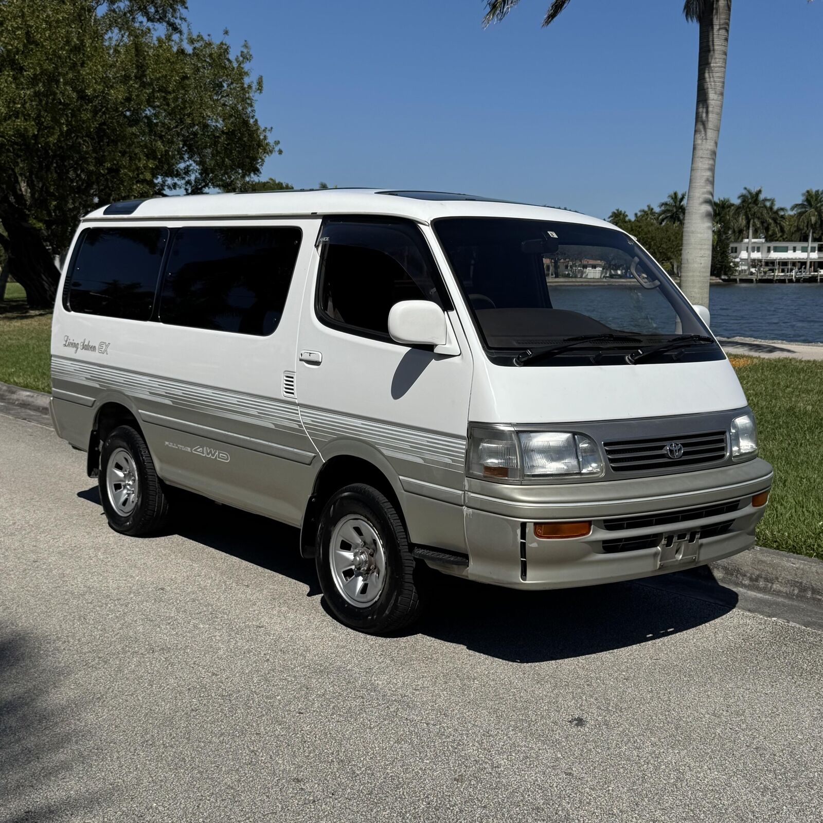 Toyota-Hiace-1995-Minivan-1