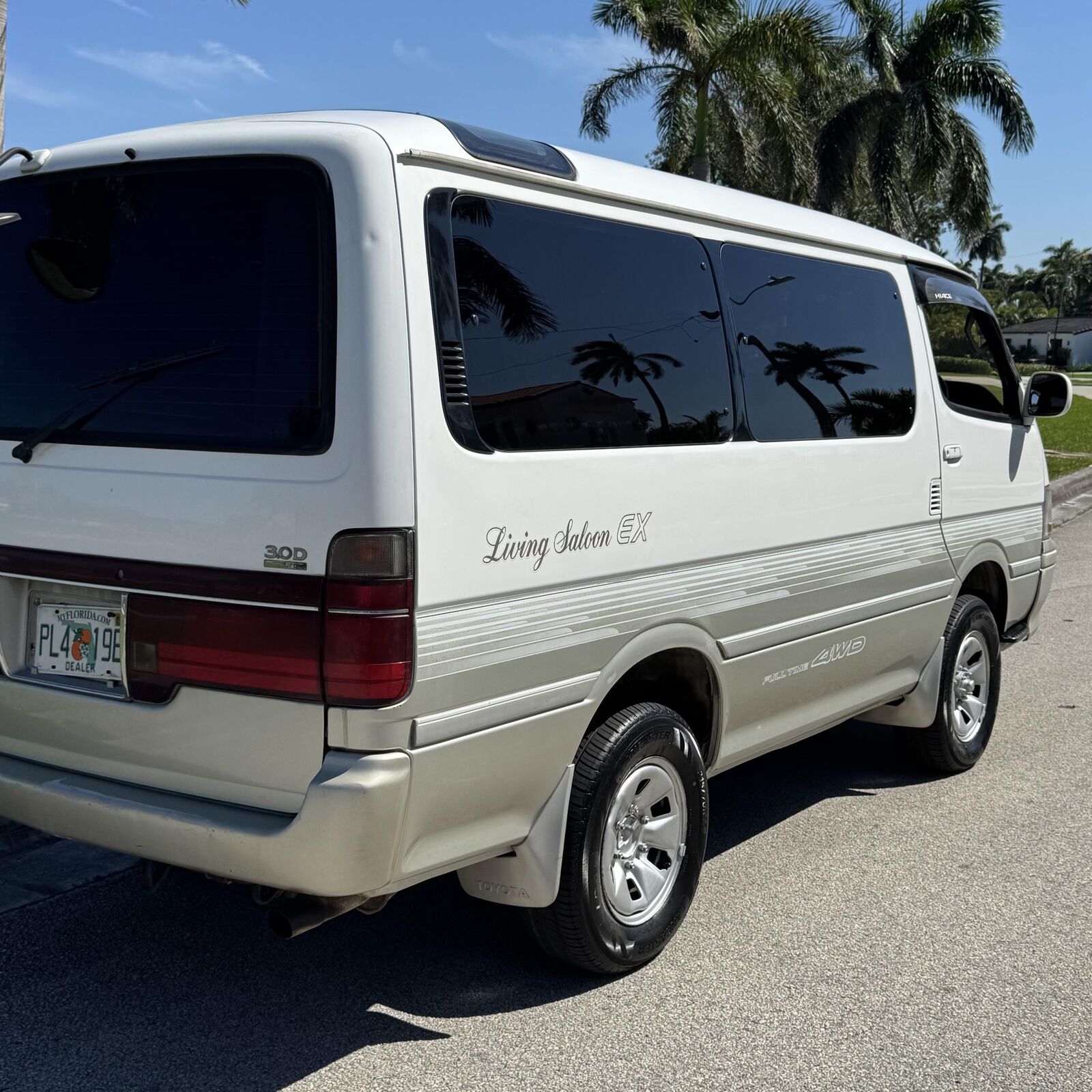 Toyota-Hiace-1995-Minivan-10
