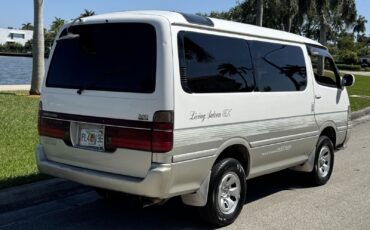 Toyota-Hiace-1995-Minivan-11