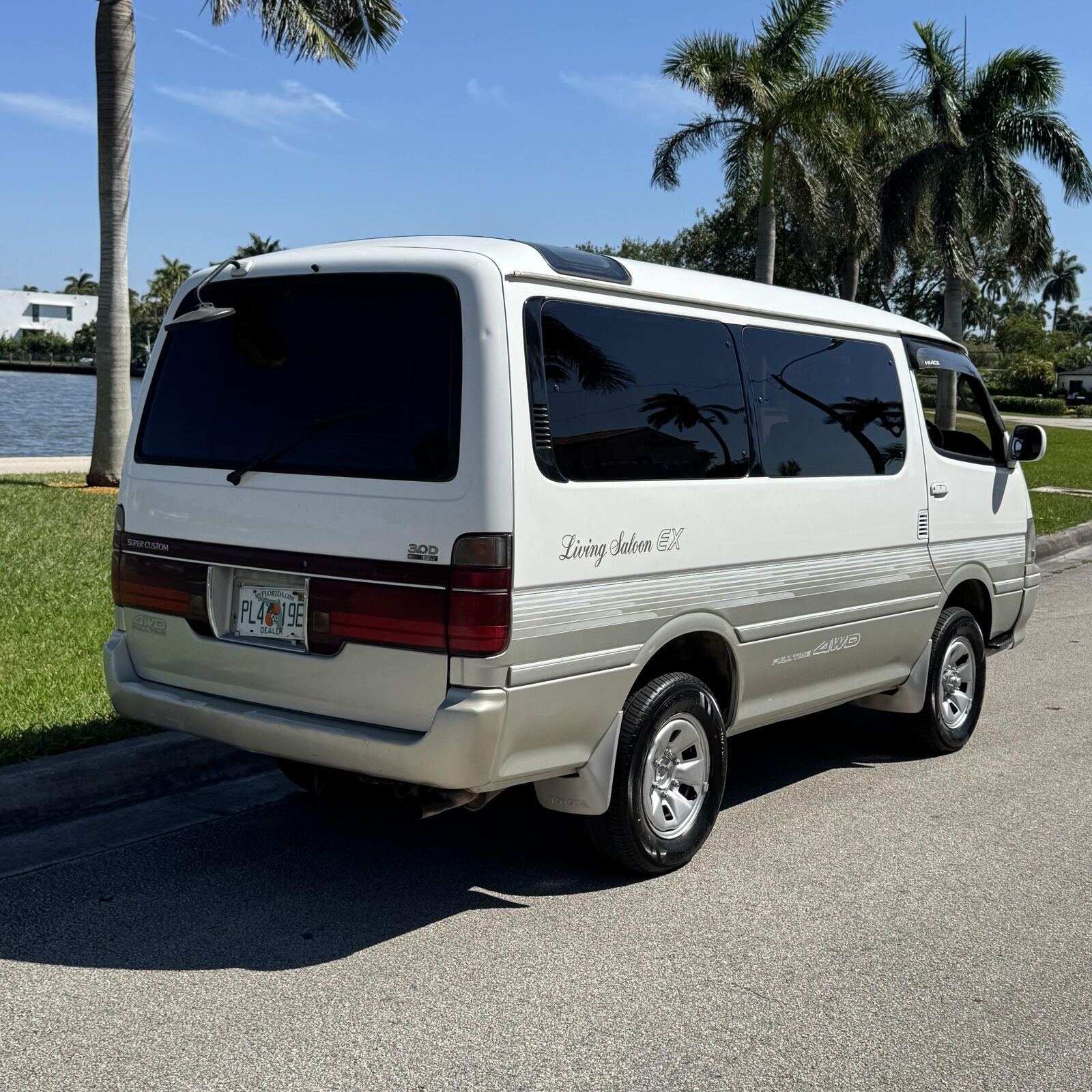 Toyota-Hiace-1995-Minivan-11