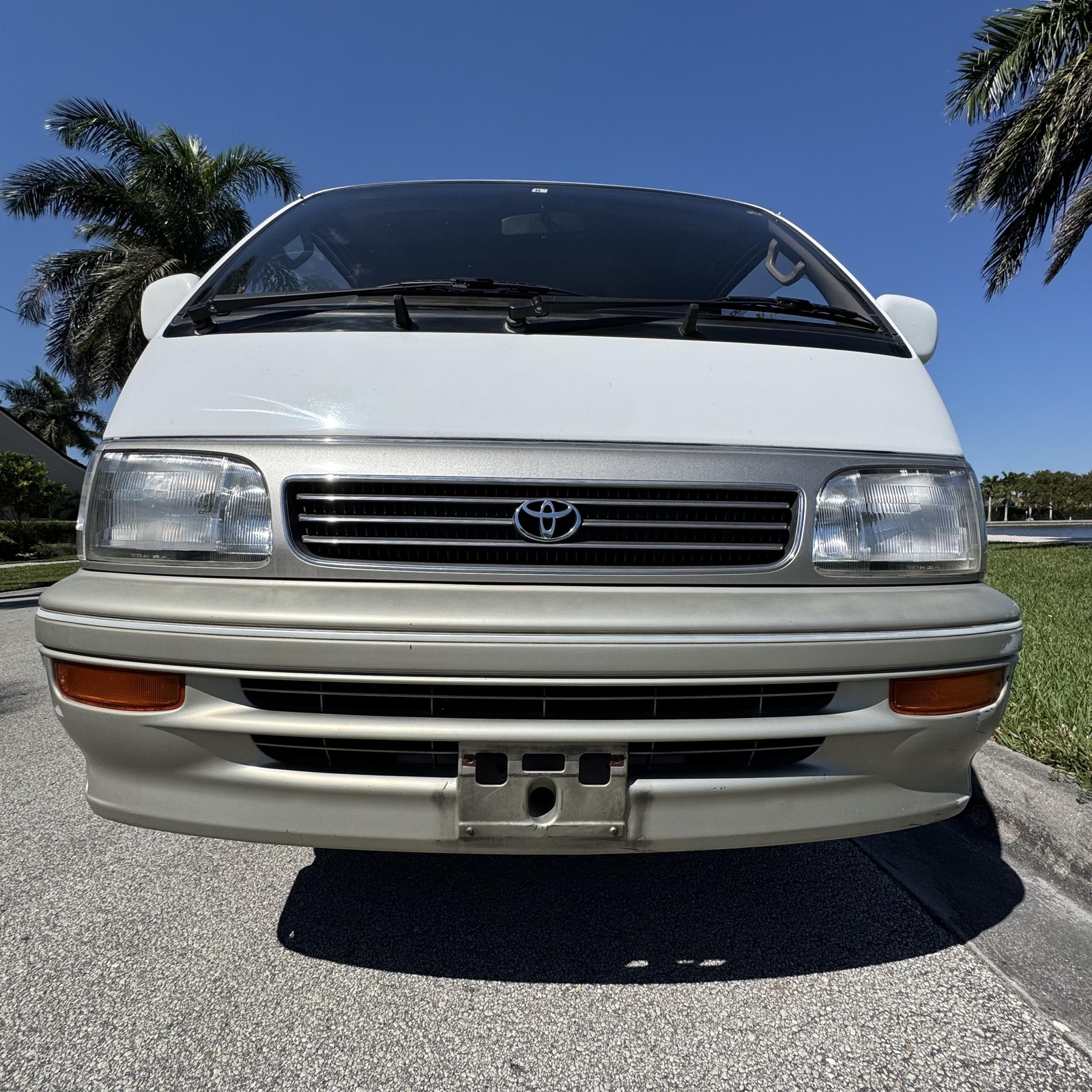 Toyota-Hiace-1995-Minivan-13