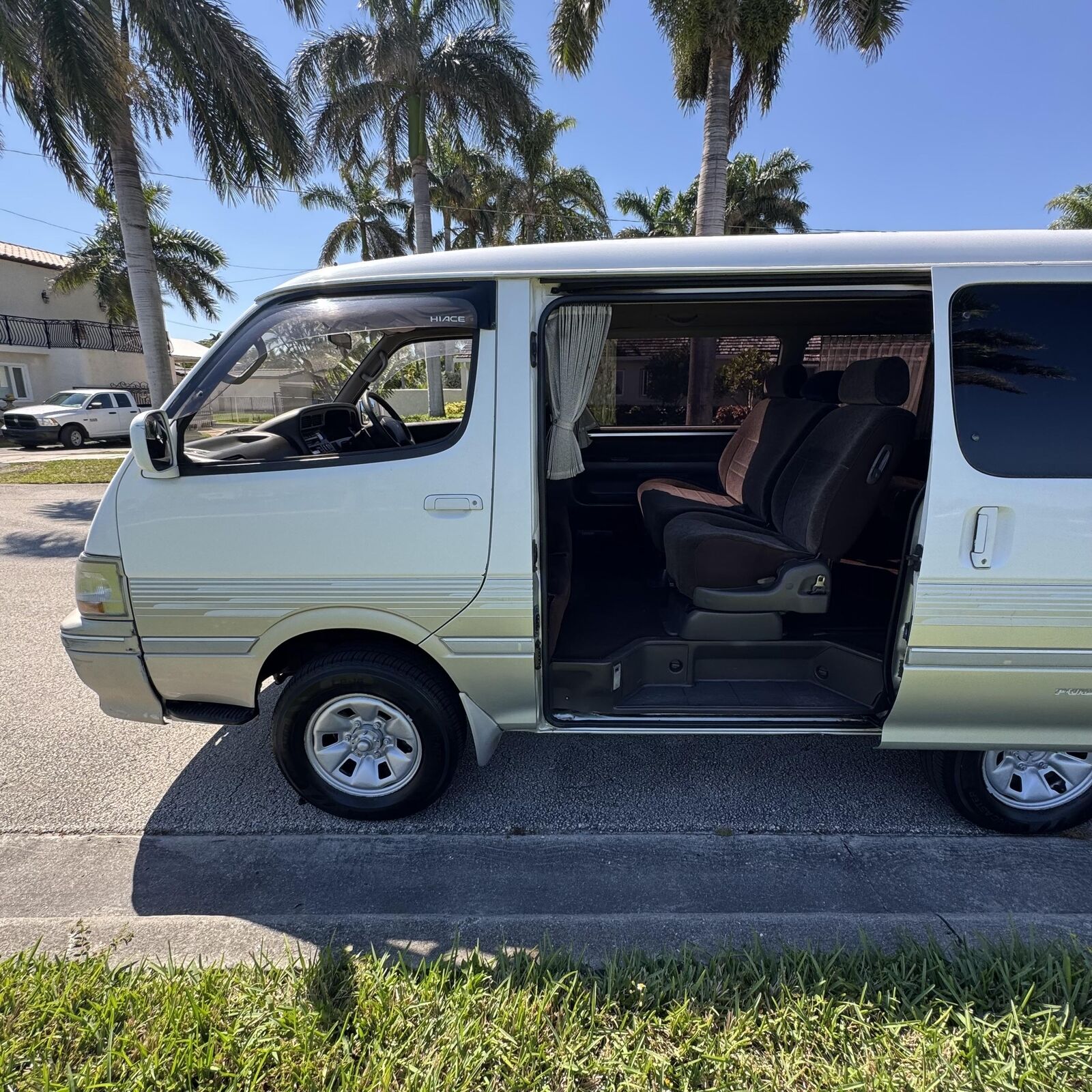 Toyota-Hiace-1995-Minivan-14