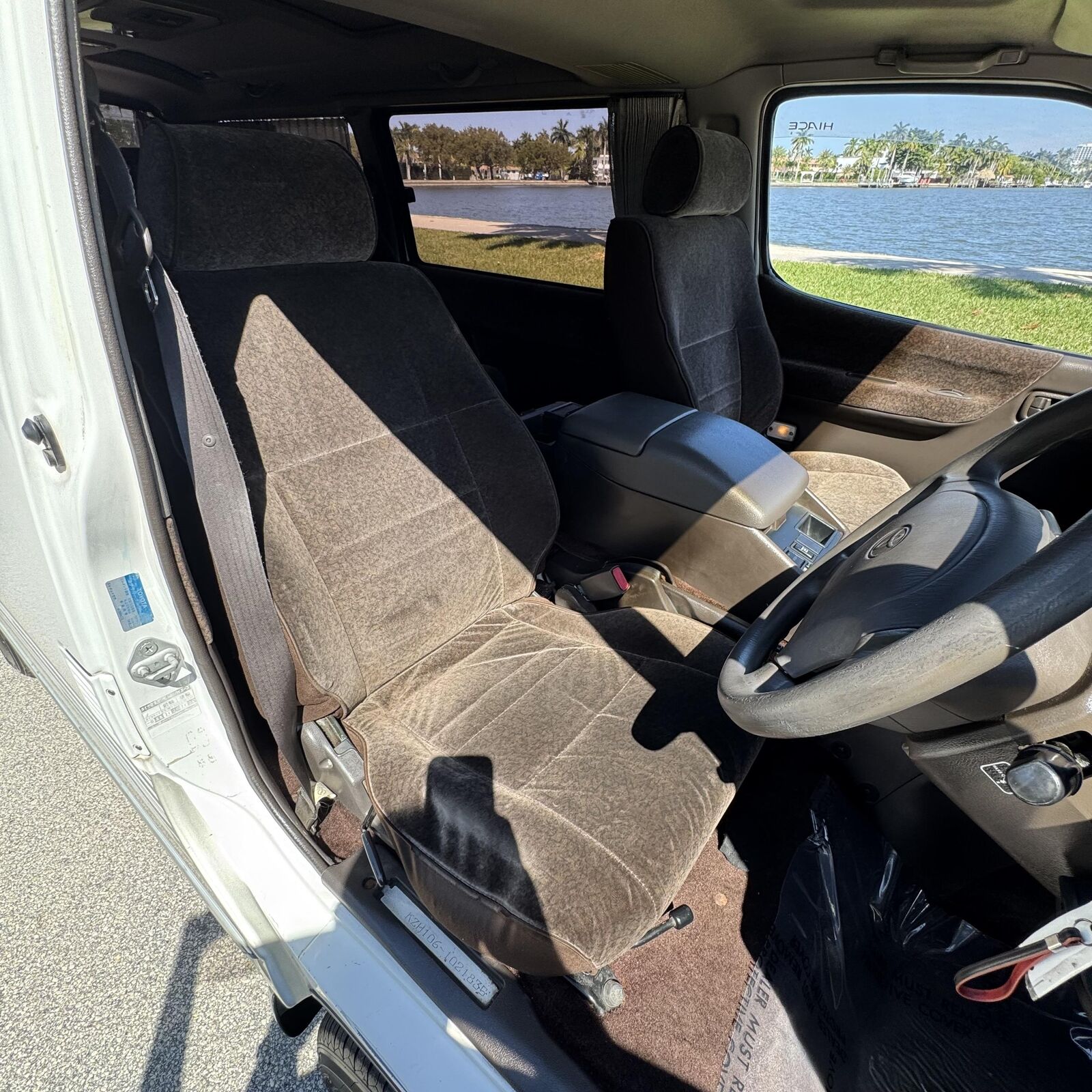 Toyota-Hiace-1995-Minivan-17