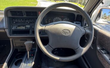 Toyota-Hiace-1995-Minivan-19