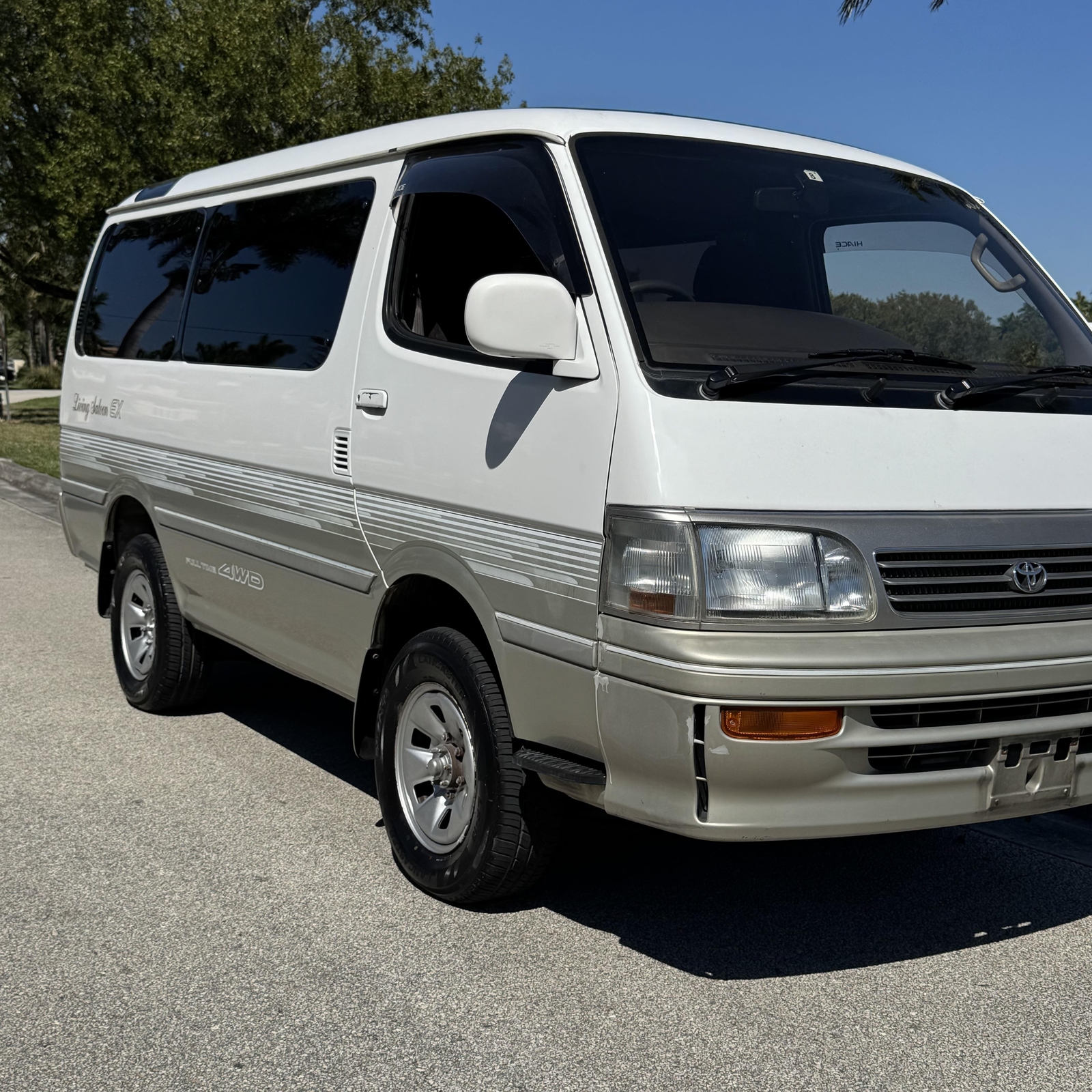 Toyota-Hiace-1995-Minivan-2