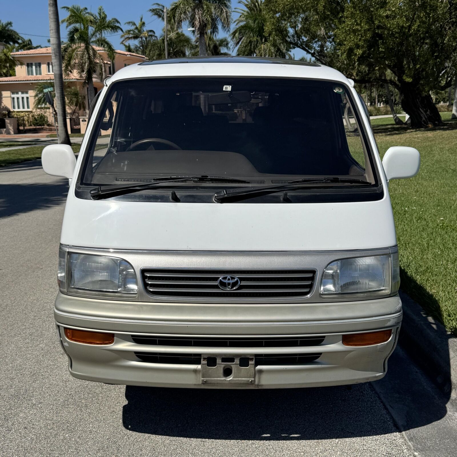Toyota-Hiace-1995-Minivan-3