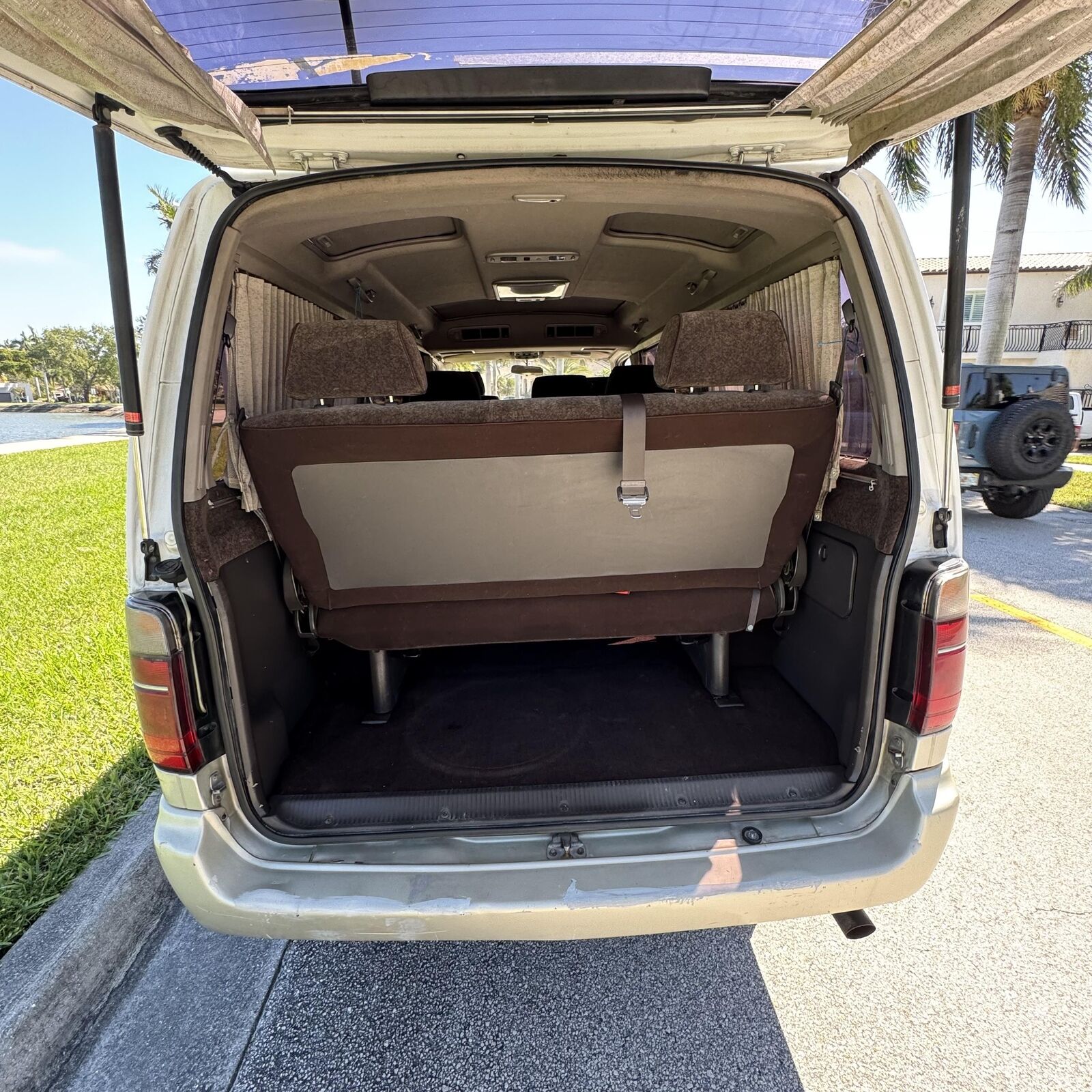 Toyota-Hiace-1995-Minivan-32