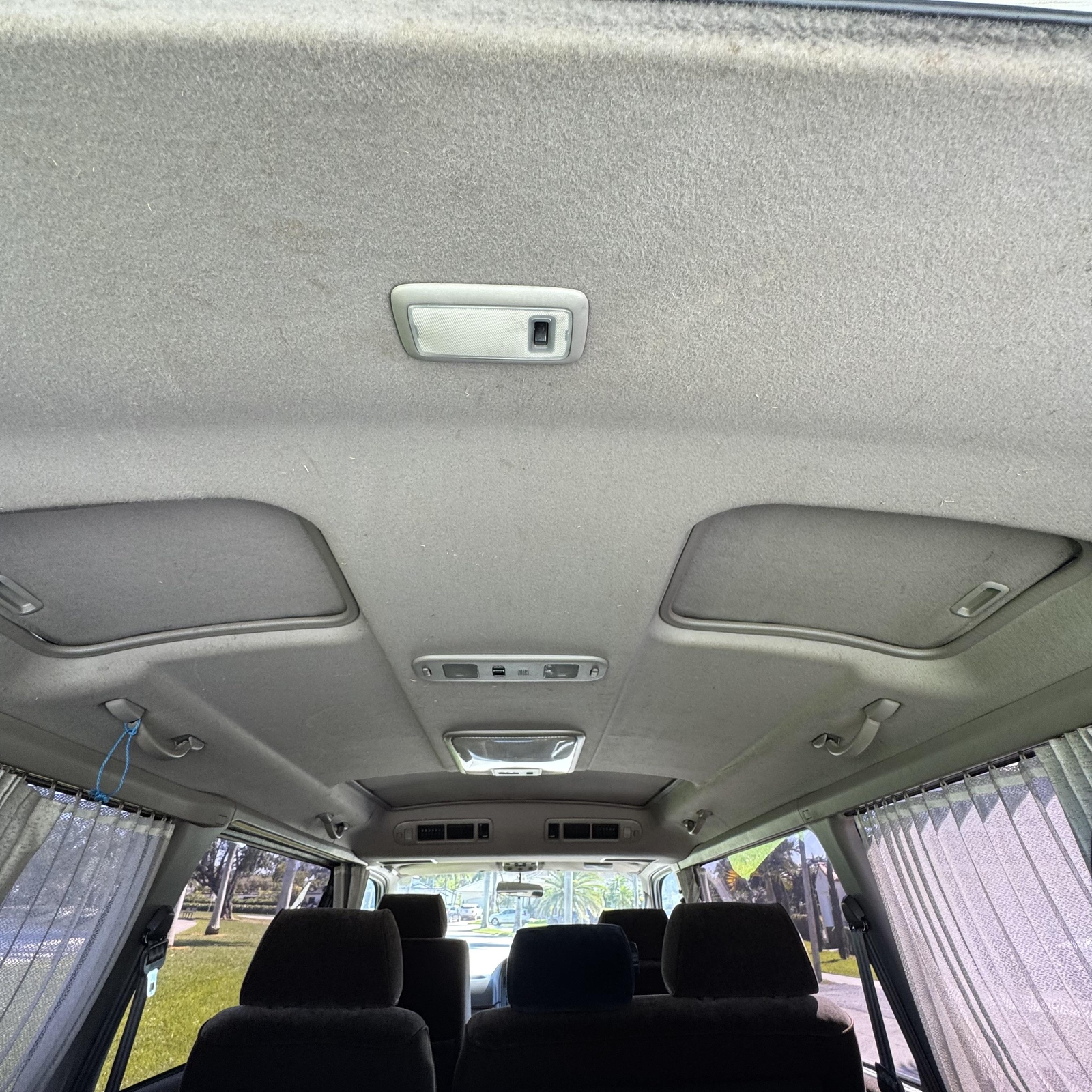 Toyota-Hiace-1995-Minivan-35
