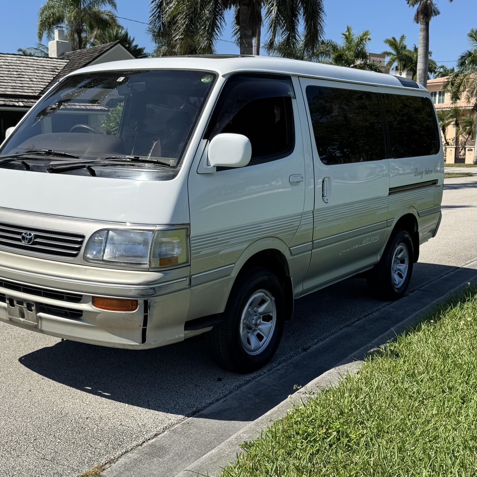 Toyota-Hiace-1995-Minivan-4