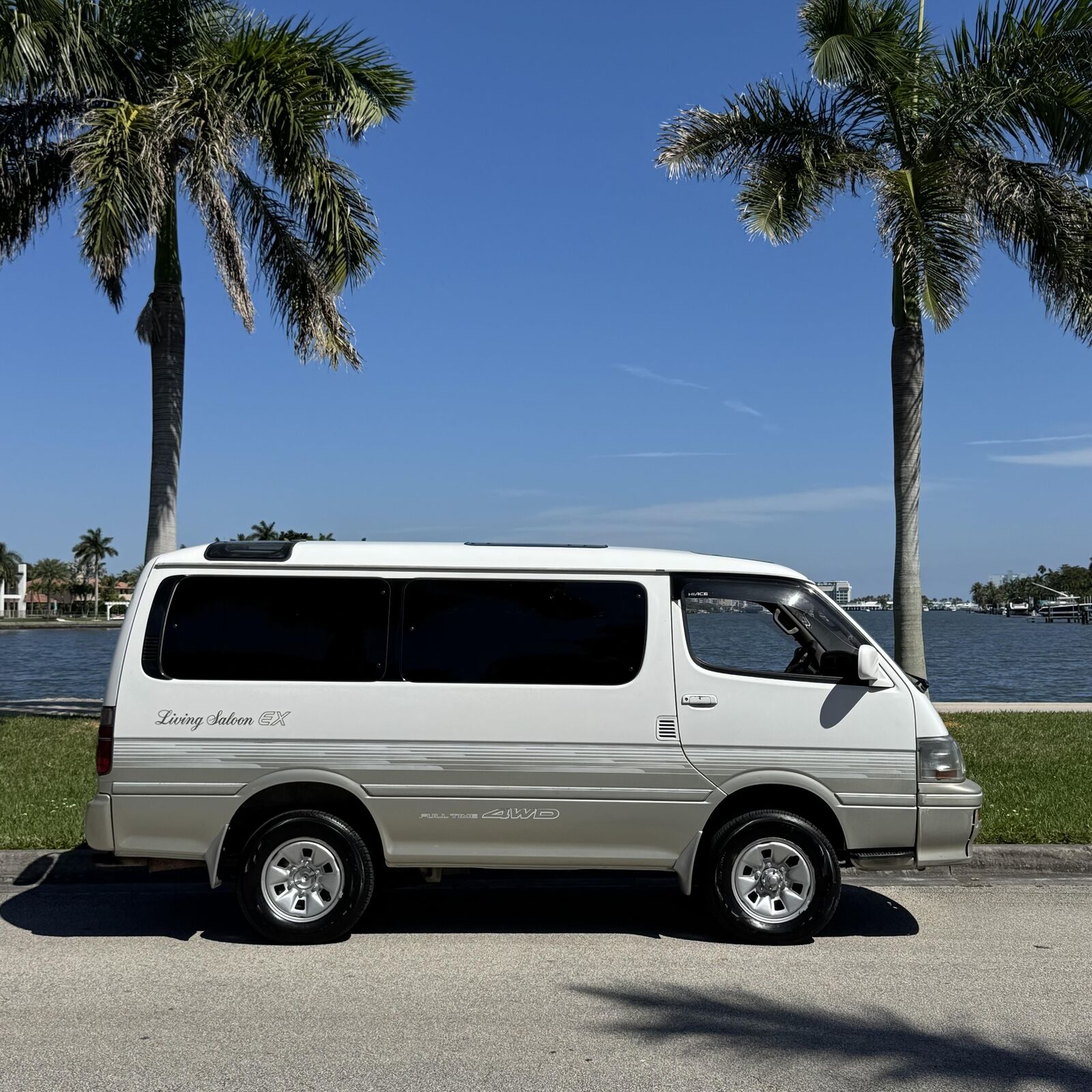 Toyota-Hiace-1995-Minivan