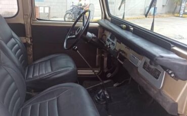 Toyota-Land-Cruiser-1982-3