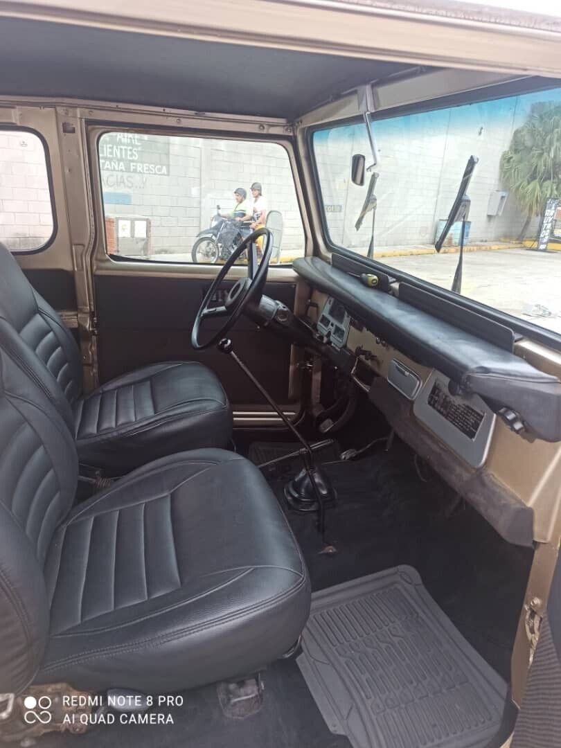 Toyota-Land-Cruiser-1982-3