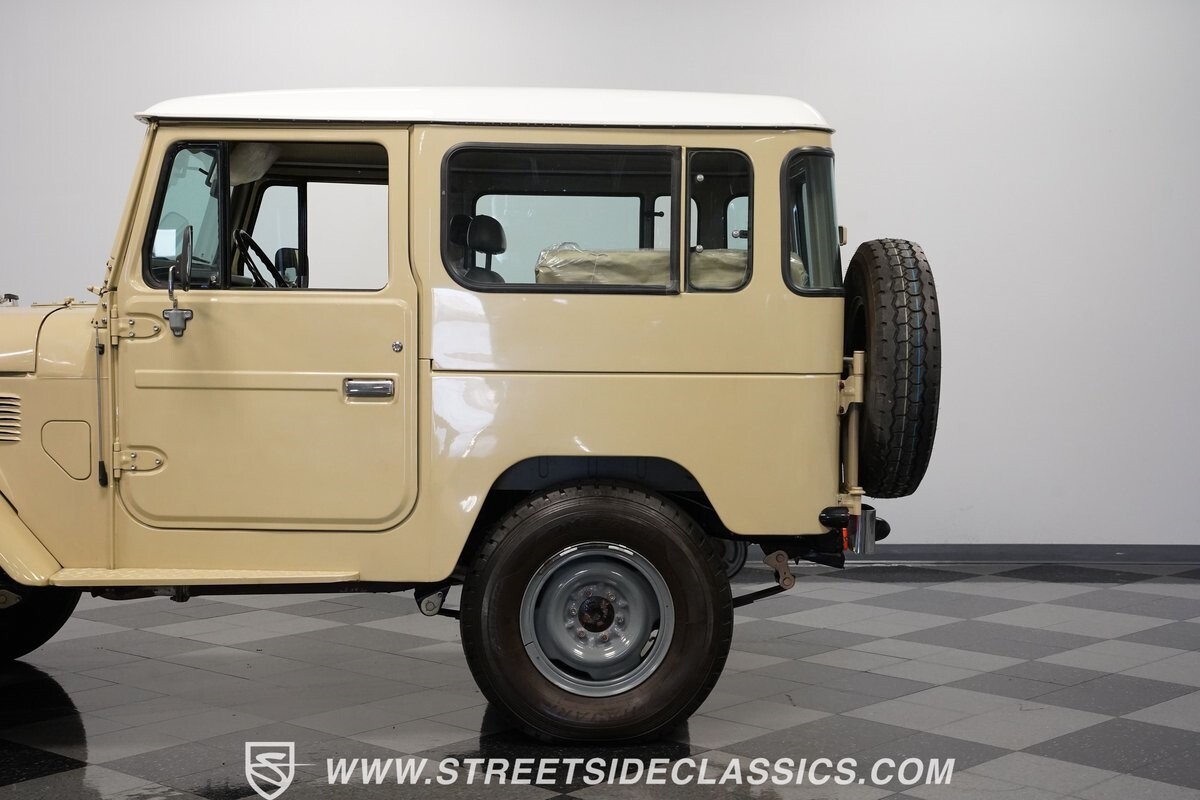 Toyota-Land-Cruiser-1982-SUV-24