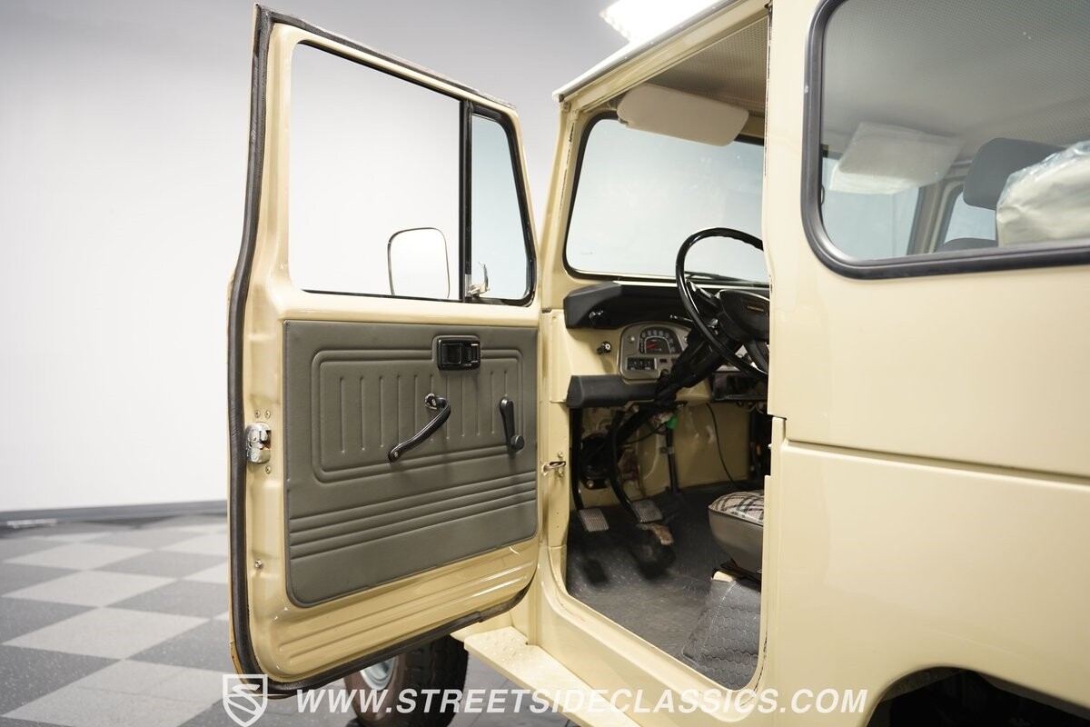 Toyota-Land-Cruiser-1982-SUV-36