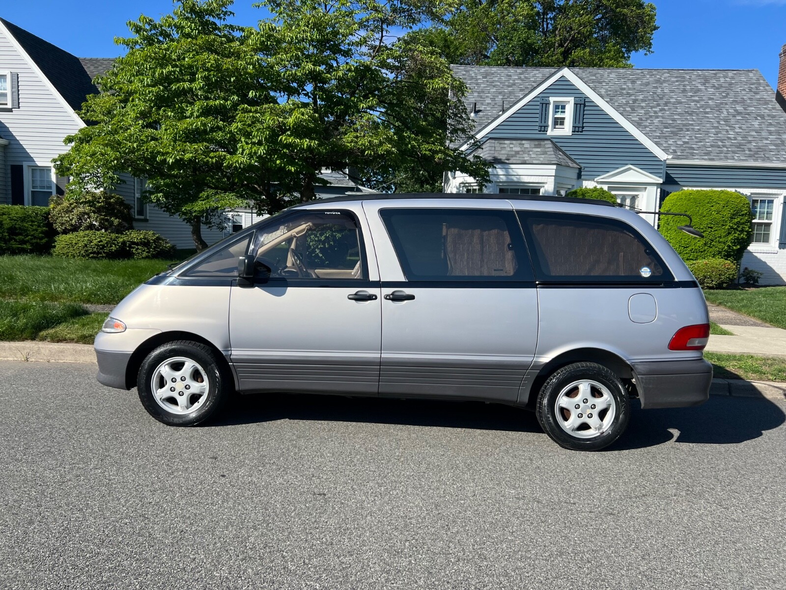 Toyota-Previa-1900-Minivan-4