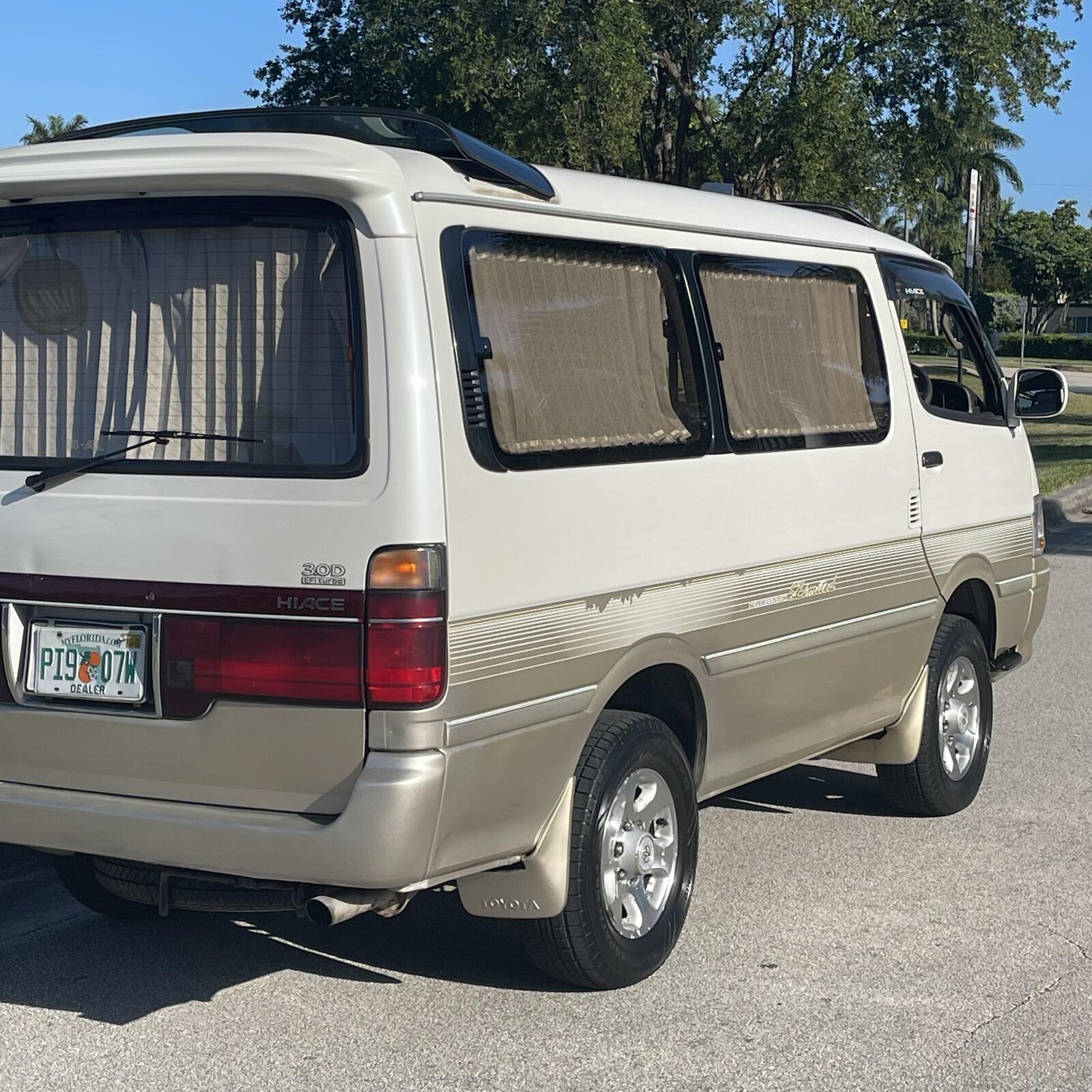 Toyota-Super-Custom-1994-Minivan-10