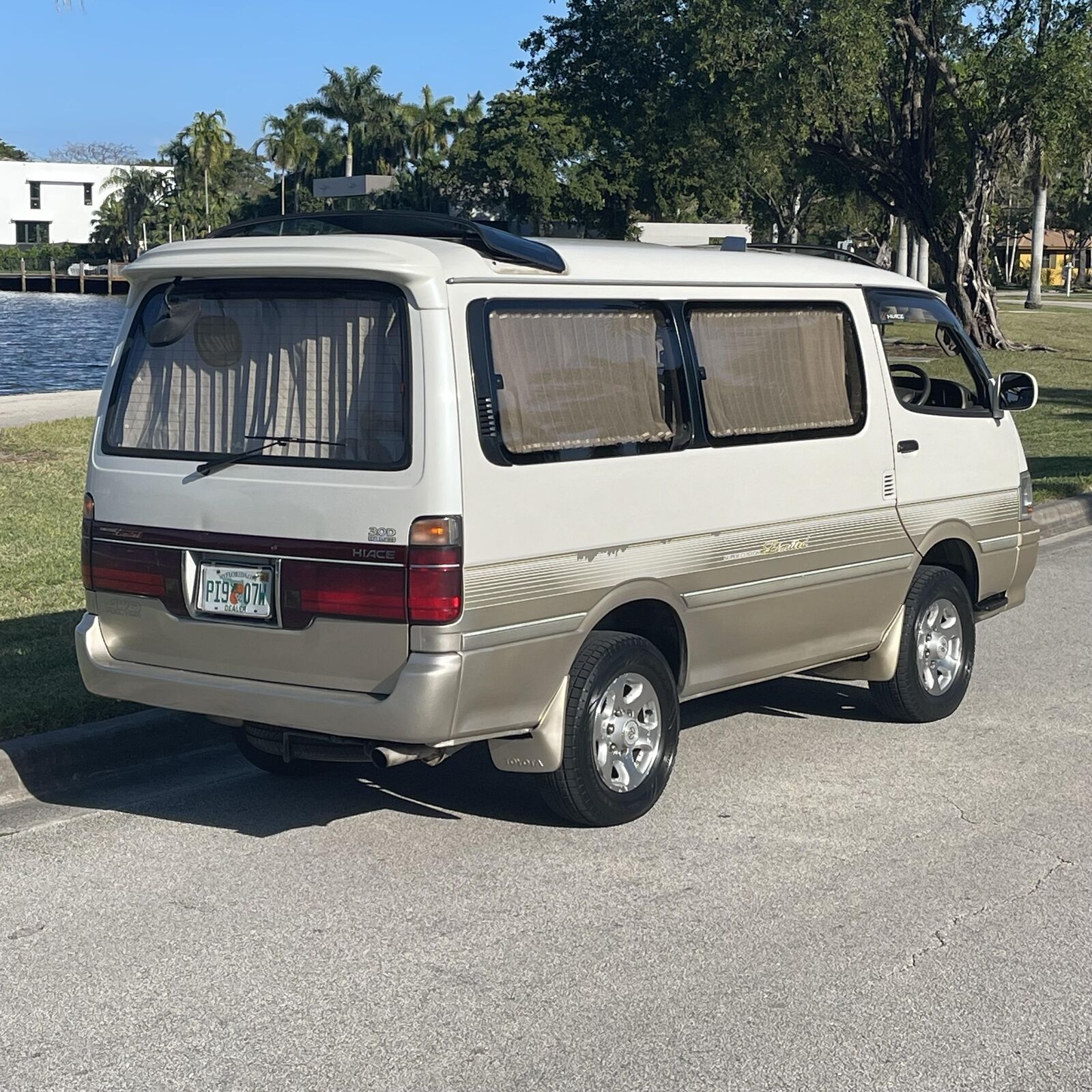Toyota-Super-Custom-1994-Minivan-11