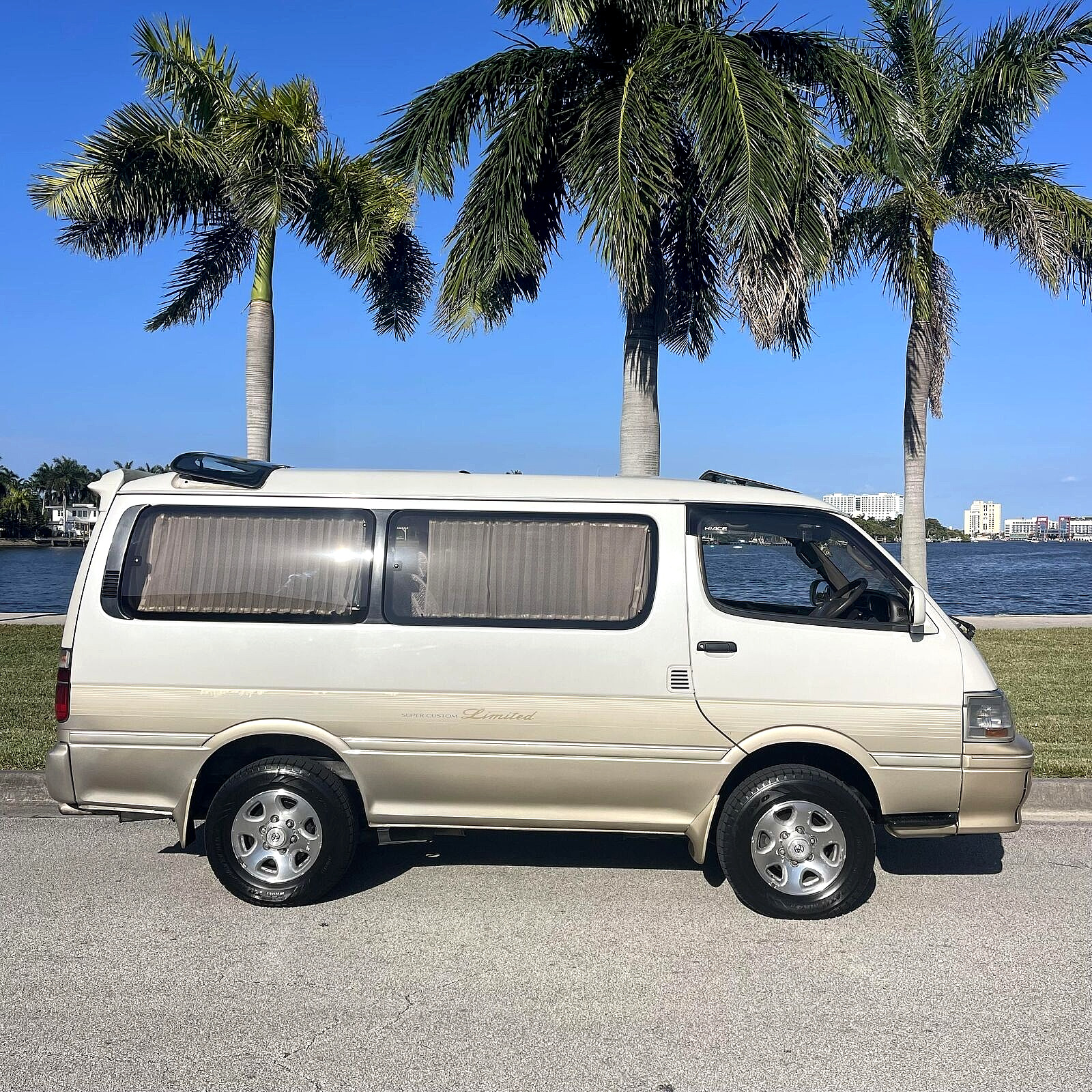 Toyota-Super-Custom-1994-Minivan