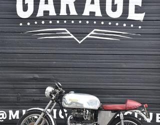 Triumph Boneville T140 1977 --
