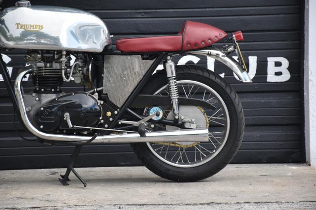Triumph-Boneville-T140-1977-4