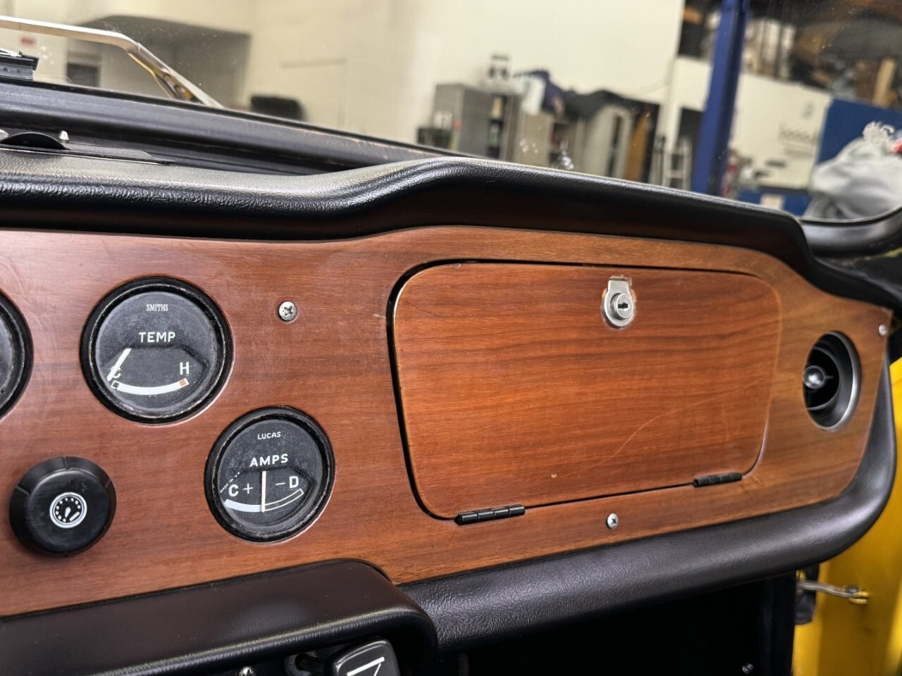 Triumph-TR-6-1969-22