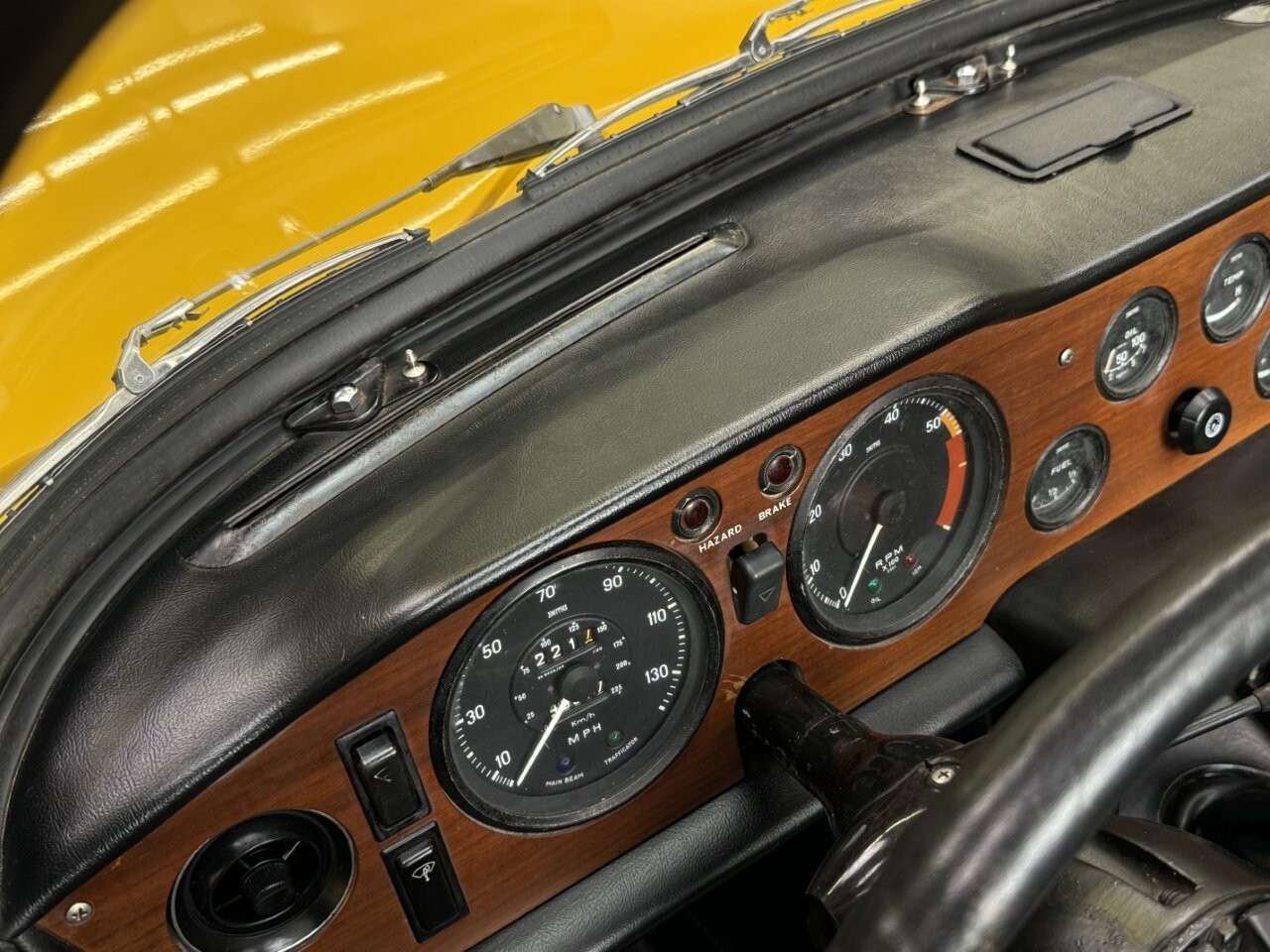 Triumph-TR-6-1969-23