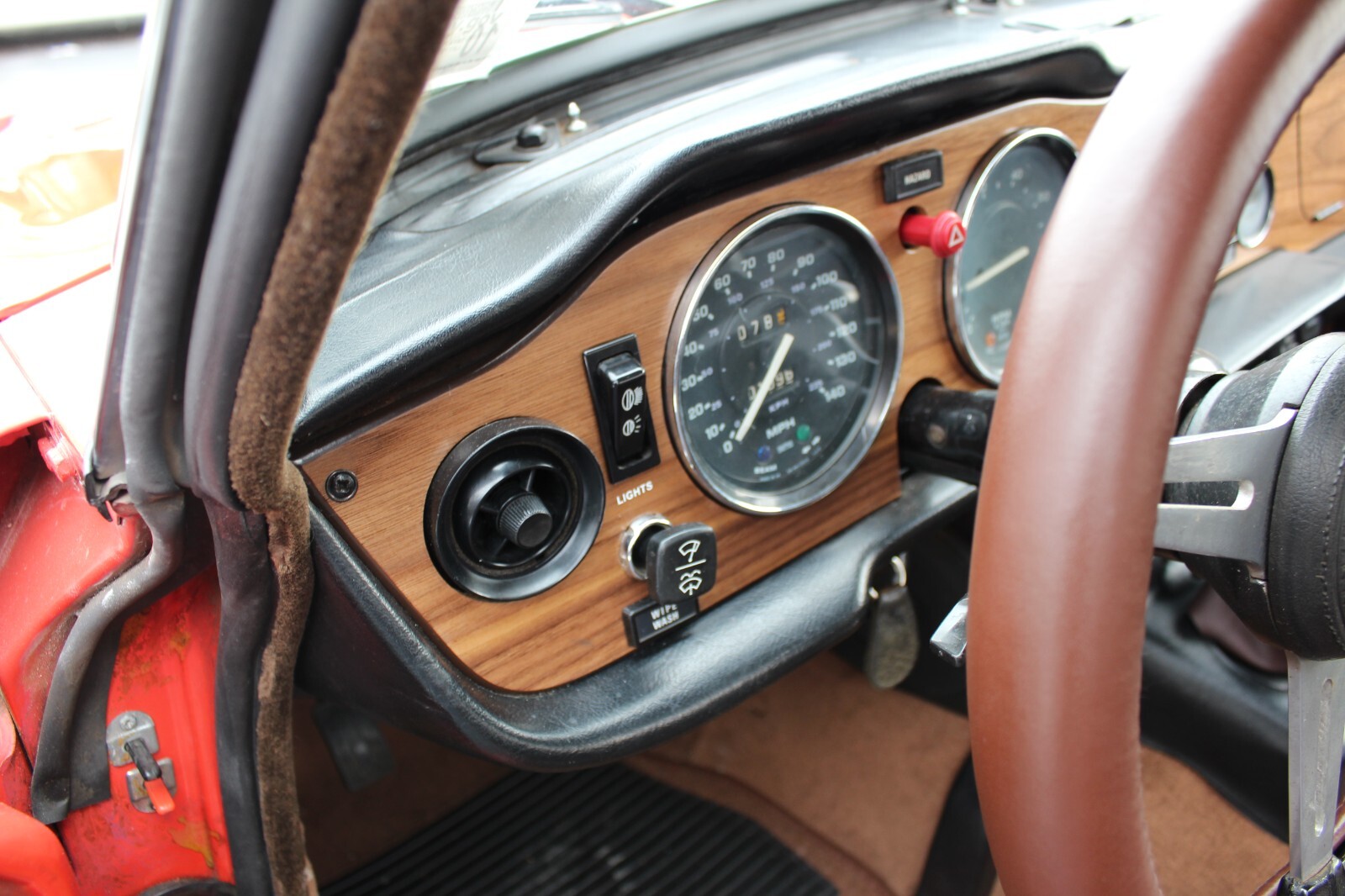 Triumph-TR-6-1974-Convertible-23