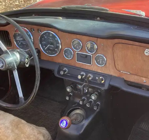 Triumph-TR4A-1966-Convertible-13