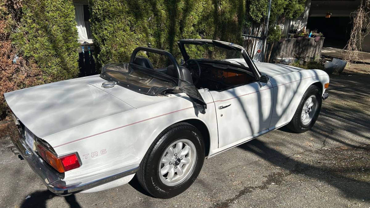 Triumph-Tr6-1969-white-1