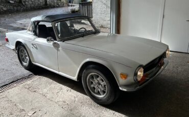 Triumph-Tr6-1969-white-3