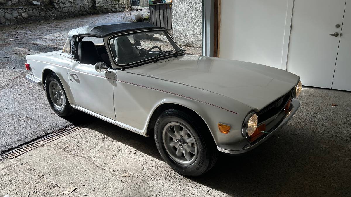 Triumph-Tr6-1969-white-3