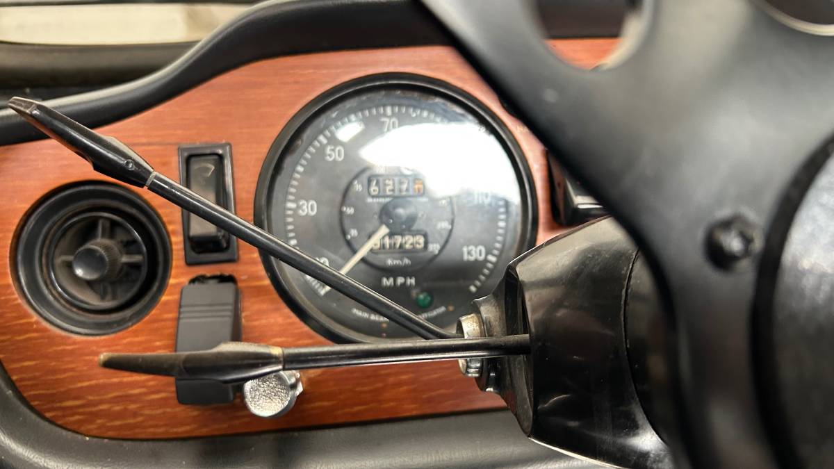 Triumph-Tr6-1969-white-7