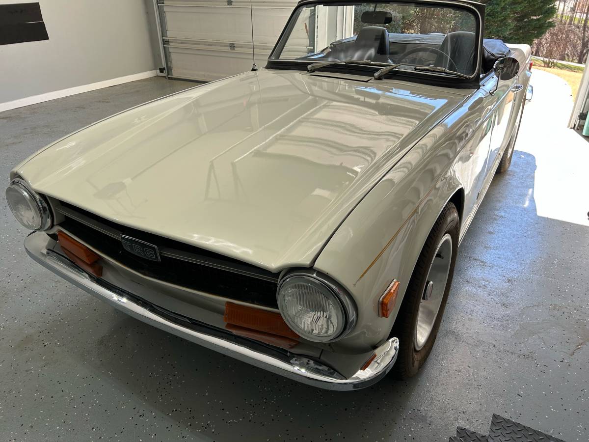 Triumph-Tr6-1972-white-1