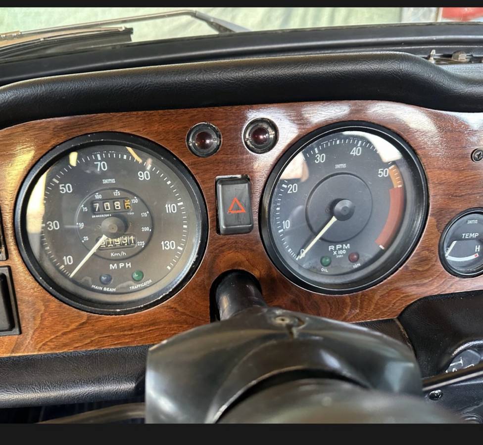 Triumph-Tr6-1972-white-10