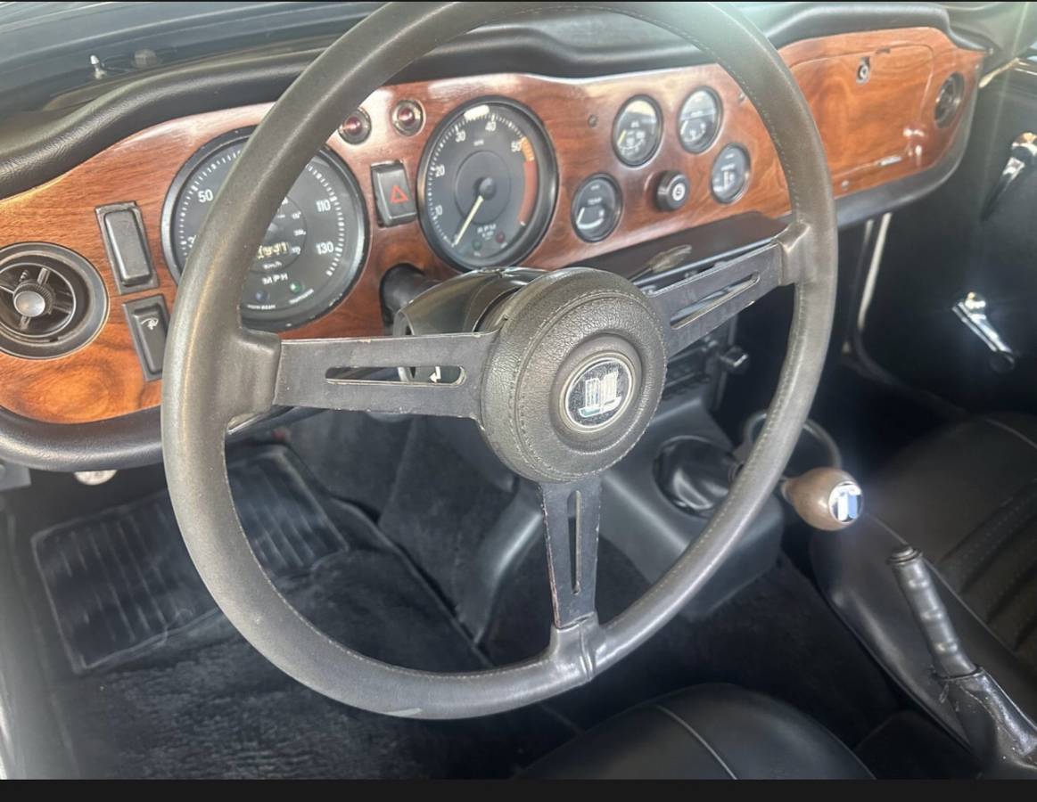 Triumph-Tr6-1972-white-11