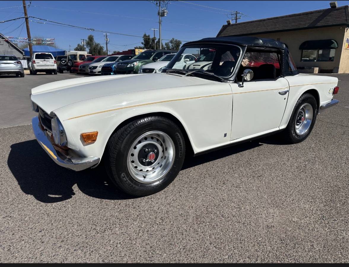 Triumph-Tr6-1972-white-12
