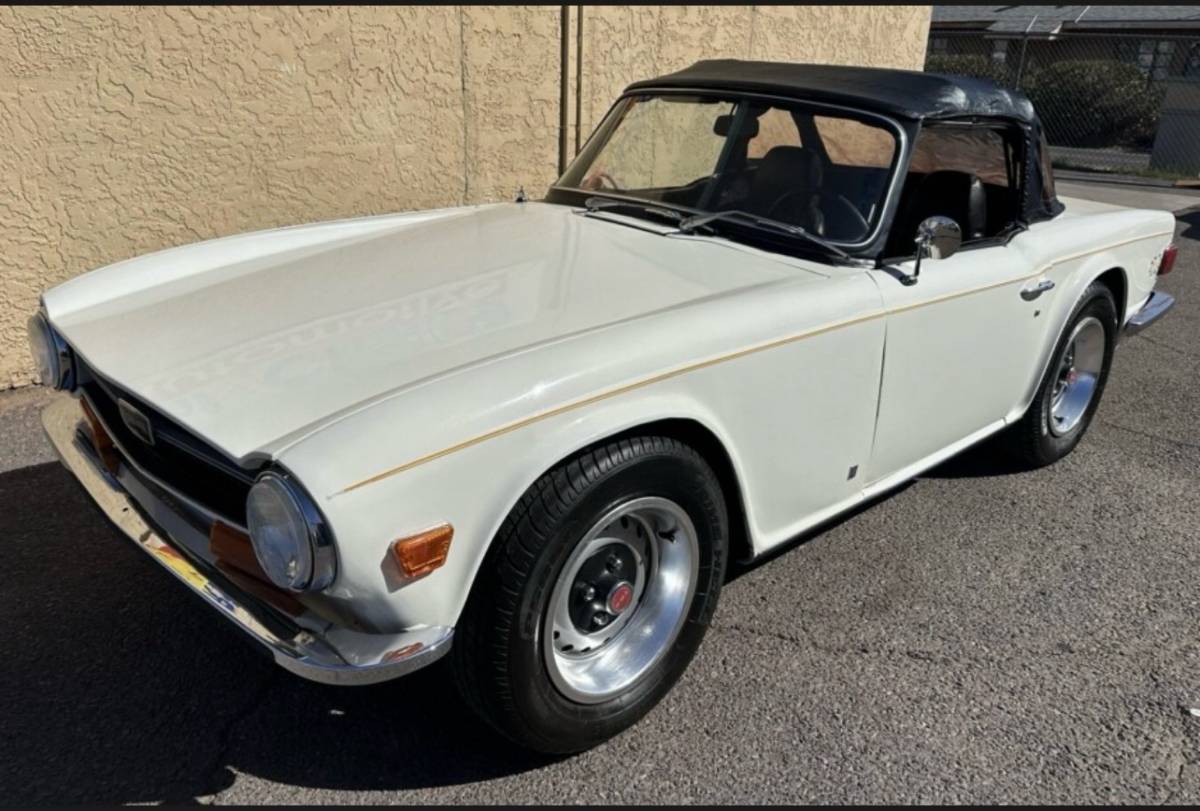 Triumph-Tr6-1972-white-13