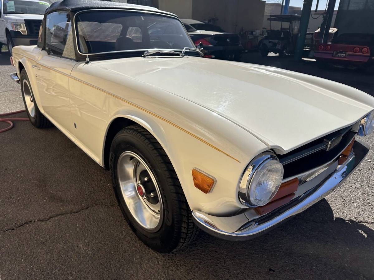 Triumph-Tr6-1972-white-14