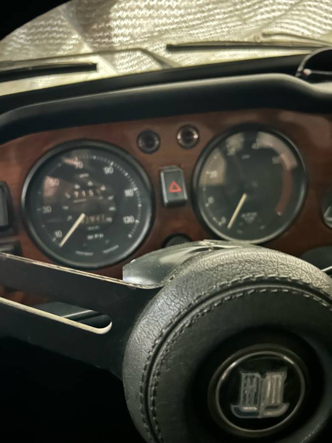Triumph-Tr6-1972-white-15