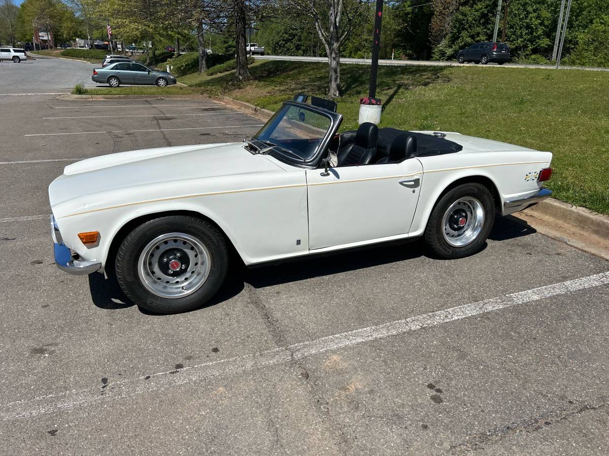 Triumph-Tr6-1972-white-16