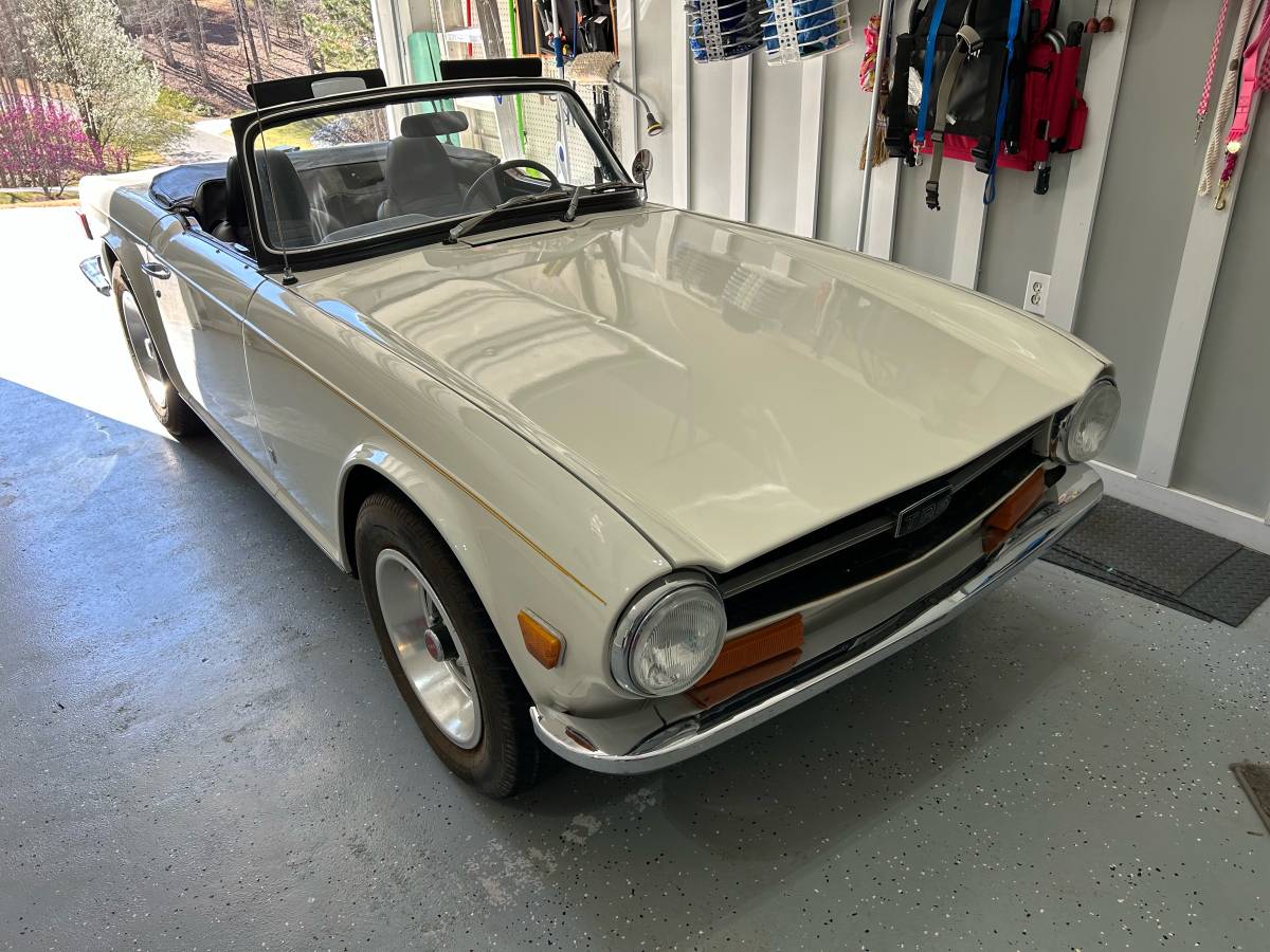 Triumph-Tr6-1972-white-2