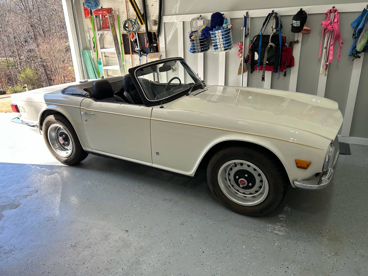Triumph-Tr6-1972-white-3