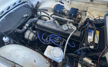 Triumph-Tr6-1972-white-9